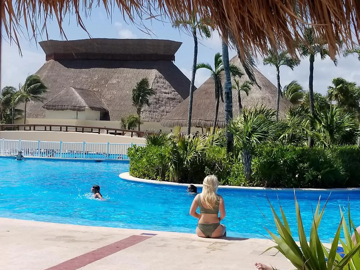 Tao Condo In Tulum Country Club-Bahia Principe, Screened Corner Balcony, Beach And Golf Club Access Akumal