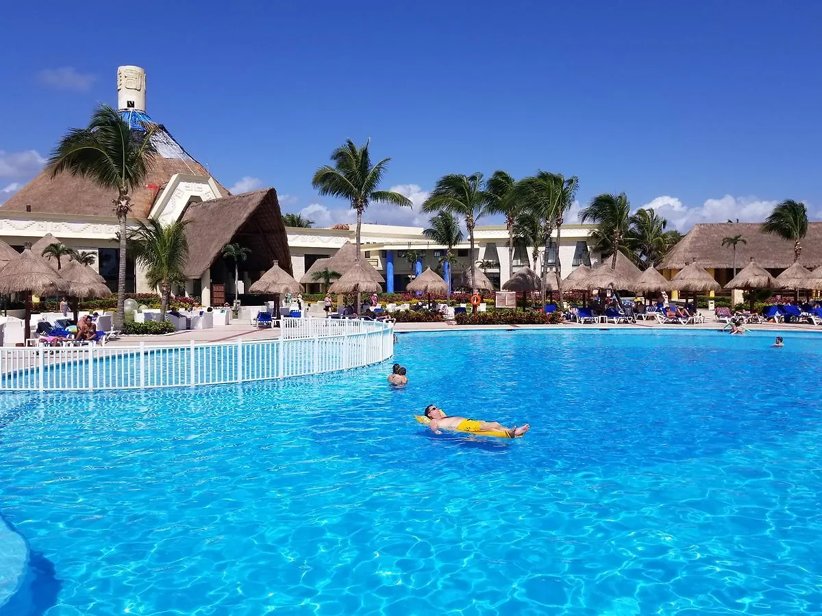 Tao Condo In Tulum Country Club-Bahia Principe, Screened Corner Balcony, Beach And Golf Club Access Akumal Apartment
