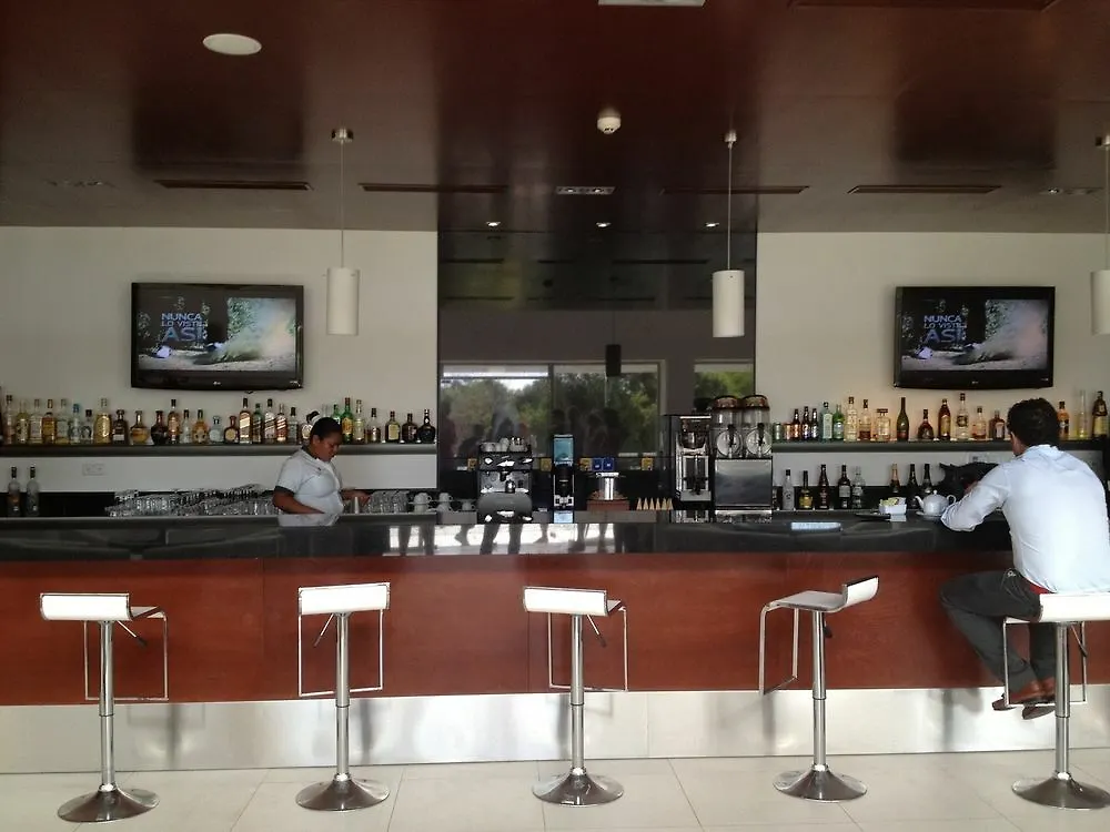 Tao Condo In Tulum Country Club-Bahia Principe, Screened Corner Balcony, Beach And Golf Club Access Akumal
