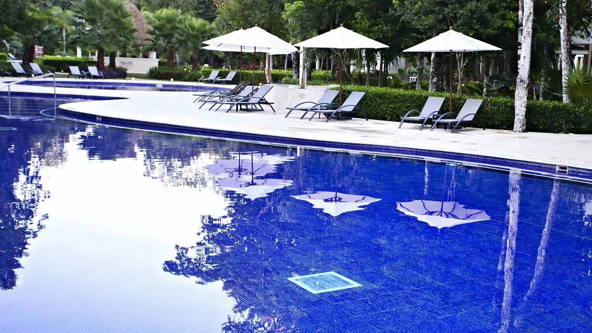 Tao Condo In Tulum Country Club-Bahia Principe, Screened Corner Balcony, Beach And Golf Club Access Akumal